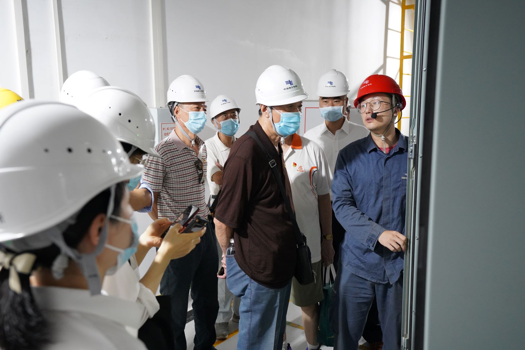 图片2-老专家深入变电站主体层参观（DSC00724）.JPG